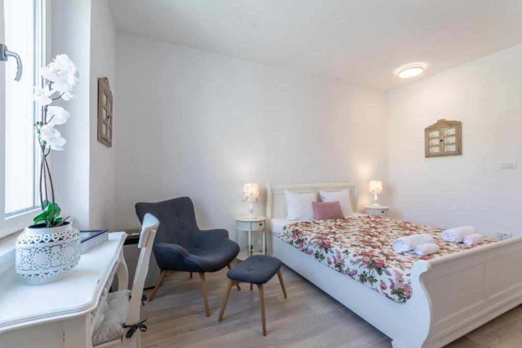 Apartments And Room Poesia Split Exterior photo