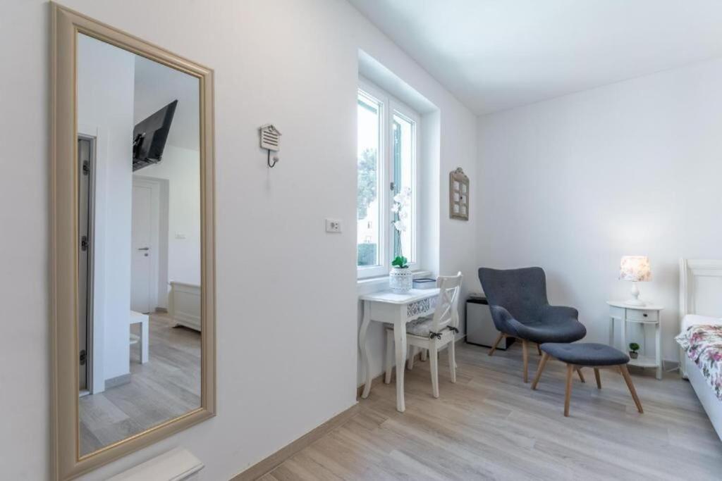 Apartments And Room Poesia Split Exterior photo
