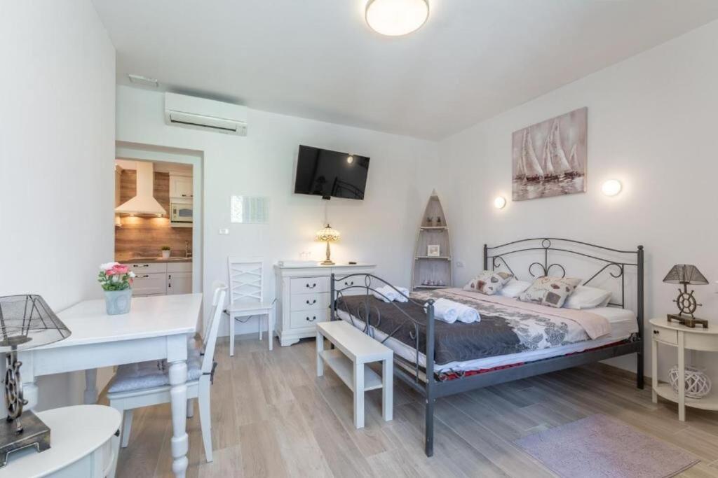 Apartments And Room Poesia Split Exterior photo